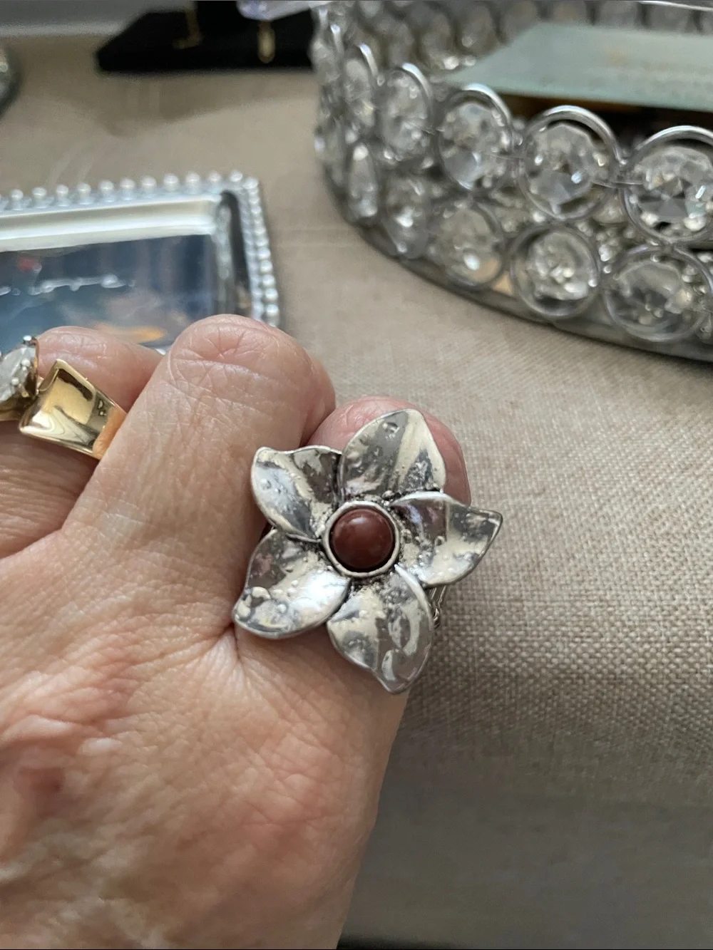 ✨Silvertone Stretch Flower Ring with Red Brown Stone✨NEW